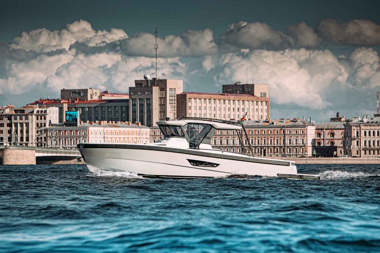 Через акваторию мчится катерок…