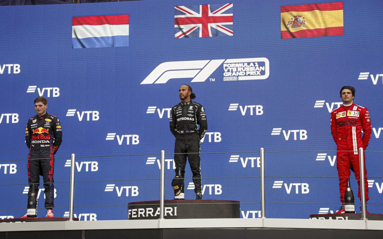 Льюис Хэмилтон стал лидером в Сочи