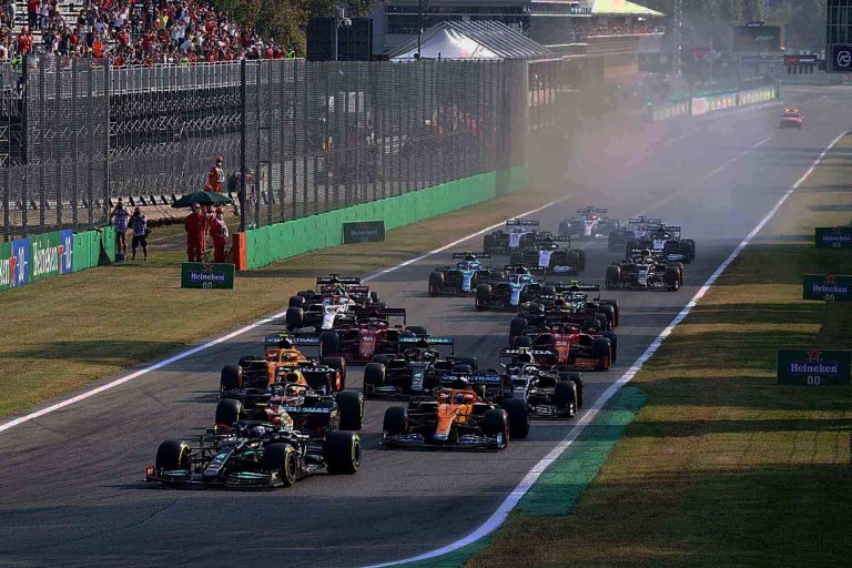 Ферстаппен приземлился на Хэмилтона и был наказан