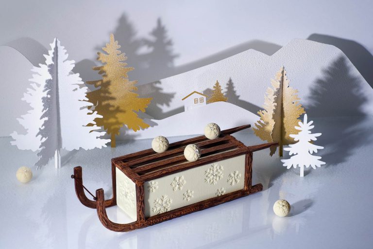 В отеле Crillon – уникальное рождественское полено