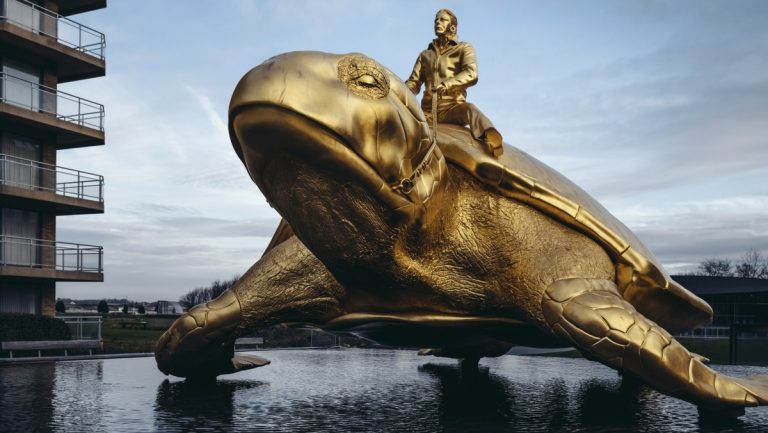 Парк скульптуры на границе моря и земли