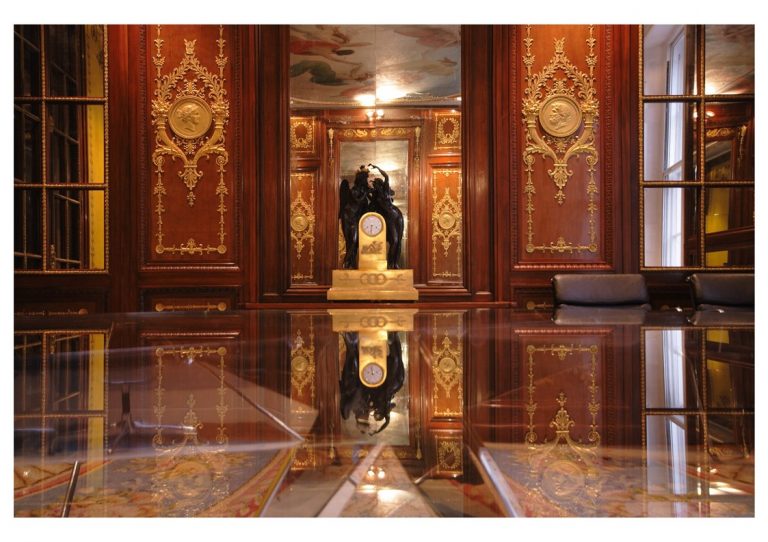 Аукционы марта: от зеркала до кабинета