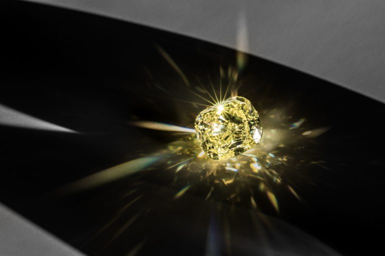 Dior показал роскошный желтый бриллиант