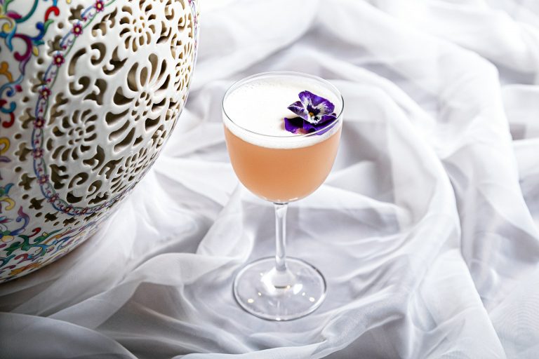 А город пил коктейли пряные…