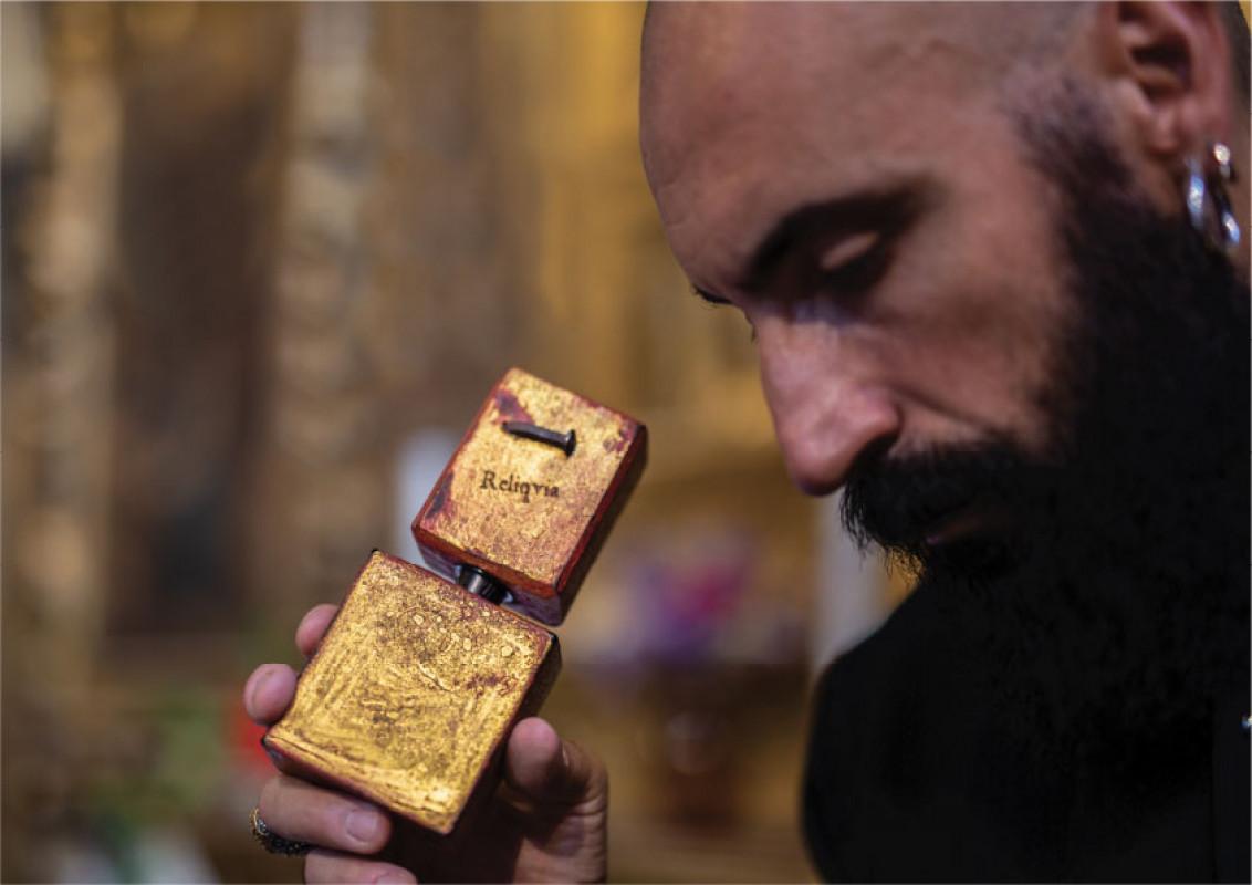 Парфюмер, который одевает папу римского