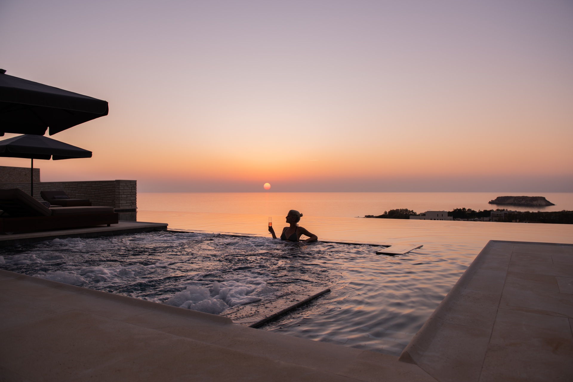 Утомленное солнце нежно с морем прощалось…