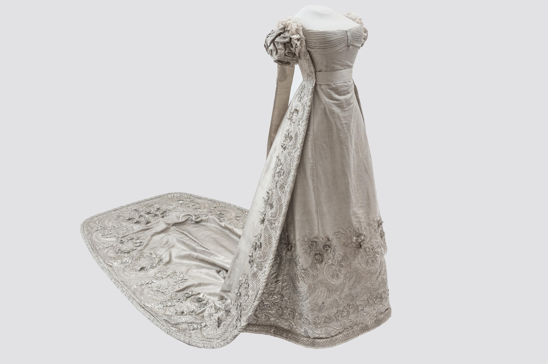 Платье императрицы вновь в Оружейной палате