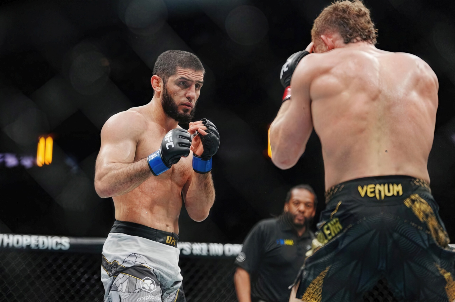 Ислам Махачев стал чемпионом UFC в двух весовых категориях