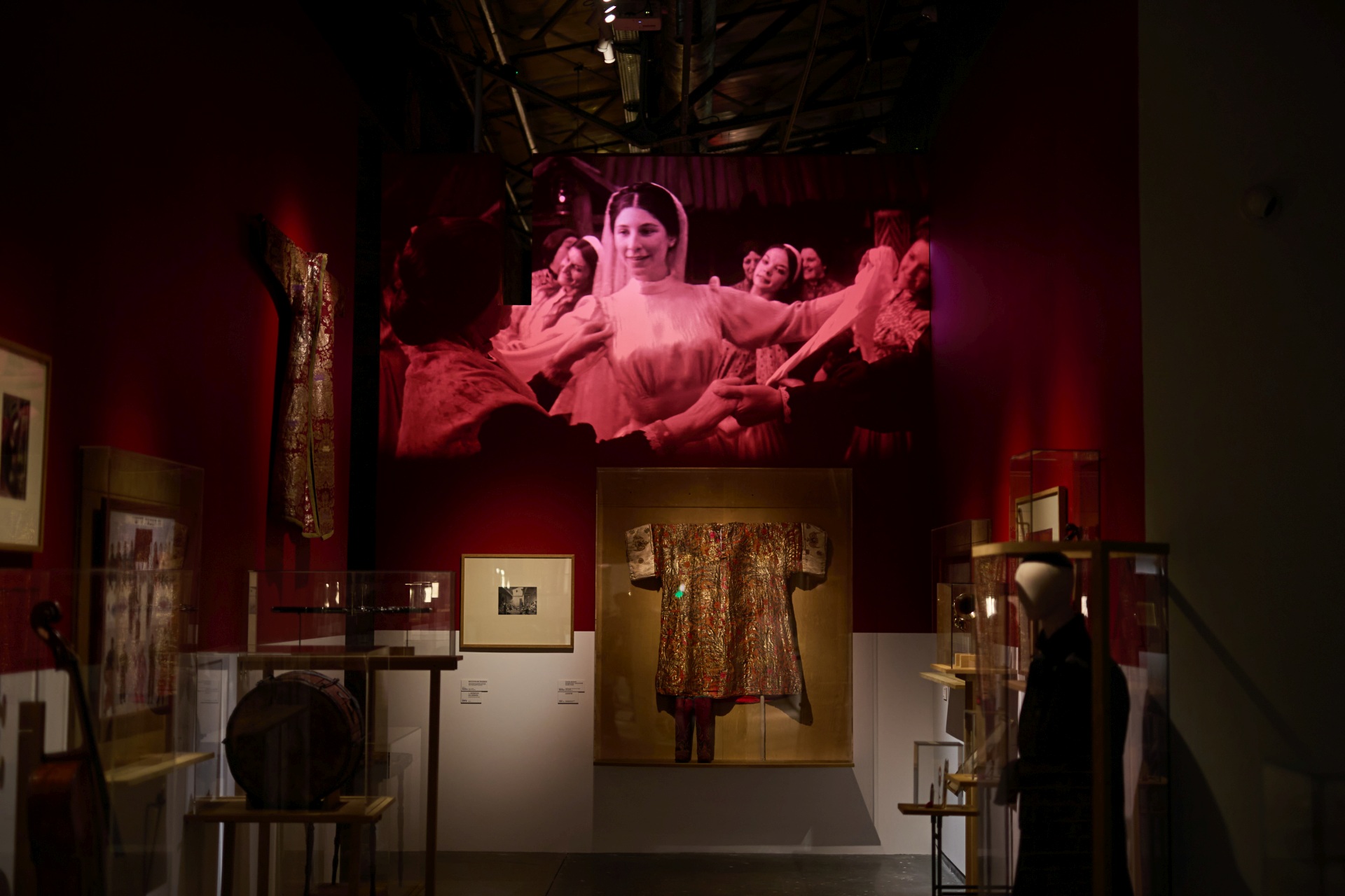 По обычаям еврейской свадьбы