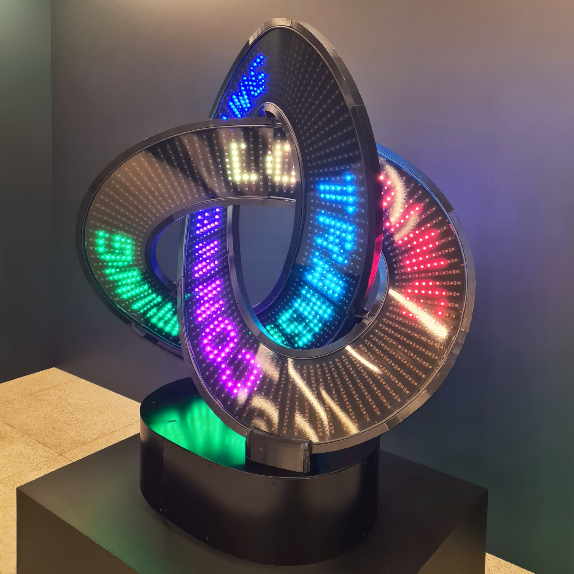 VS Gallery: между материей и данными