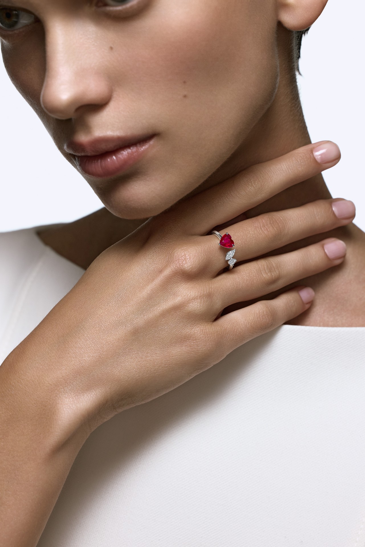 Акцент на цветные камни